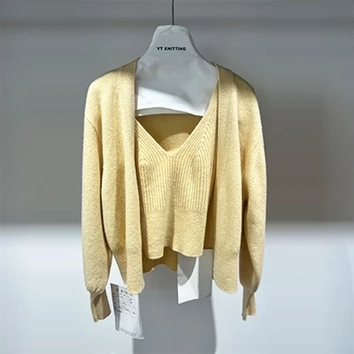 Strikket todelt sett-topp og cardigan